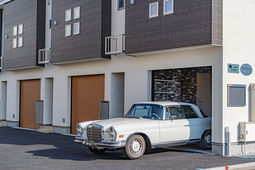 ガレージを出発する280SE 3.5Coupe