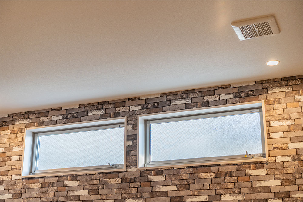 換気扇と採光窓