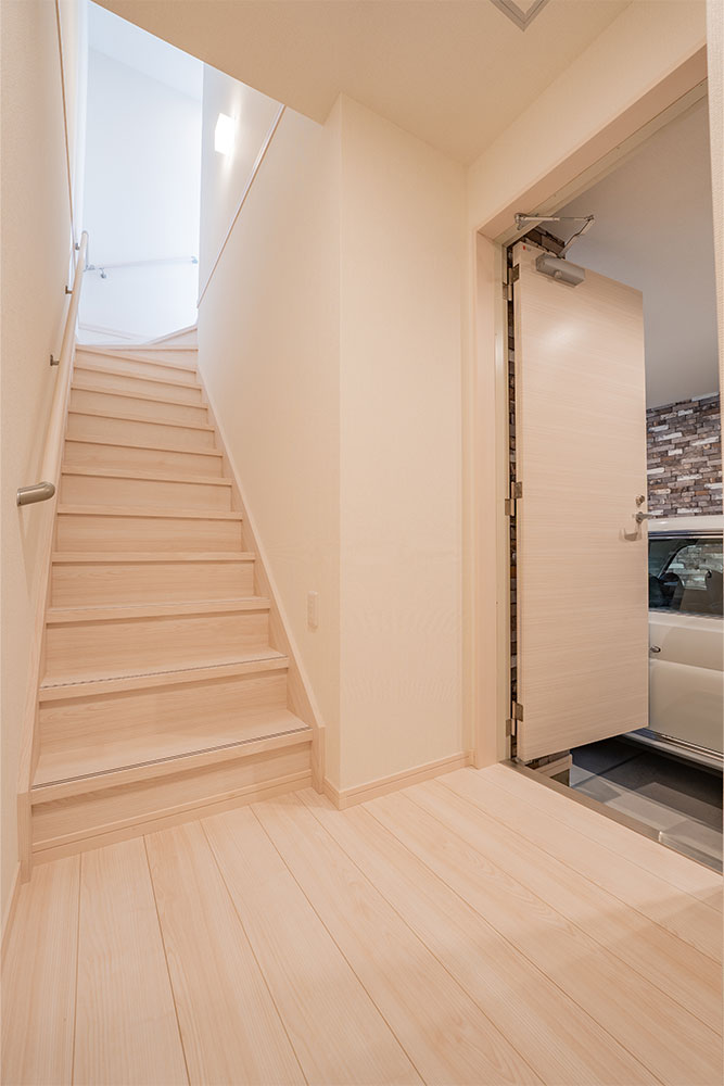 玄関から見たガレージ