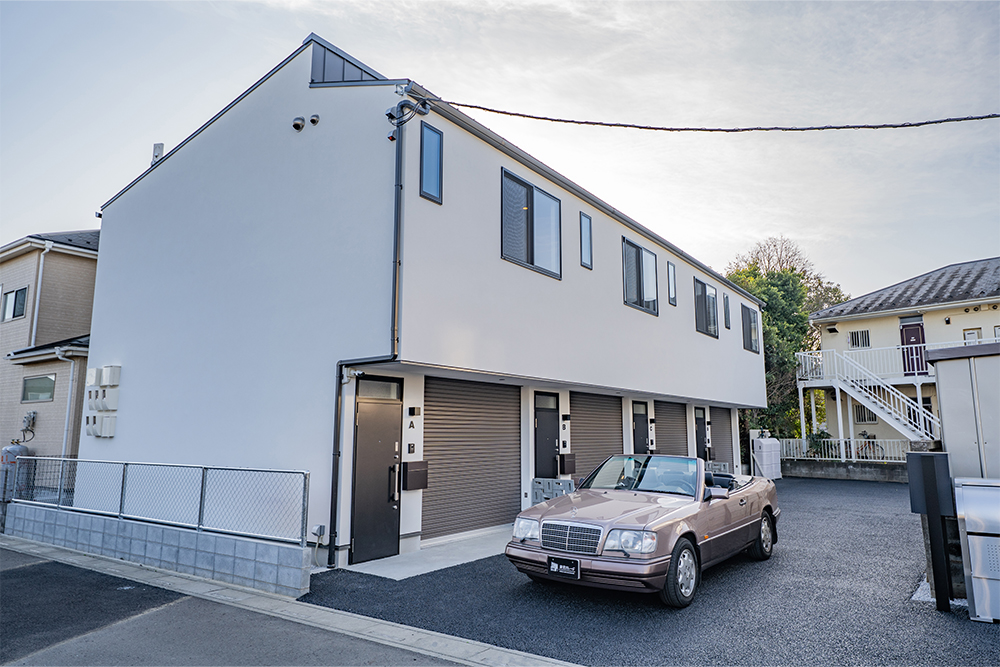 物件を出発するEクラスカブリオレ（A124）