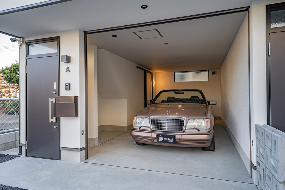 開口幅2.66m、玄関へは車の横を通る動線