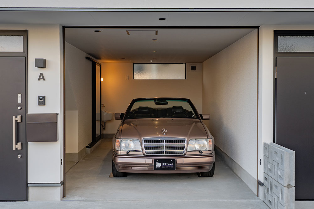 ガレージに駐車したEクラスカブリオレ（A124）