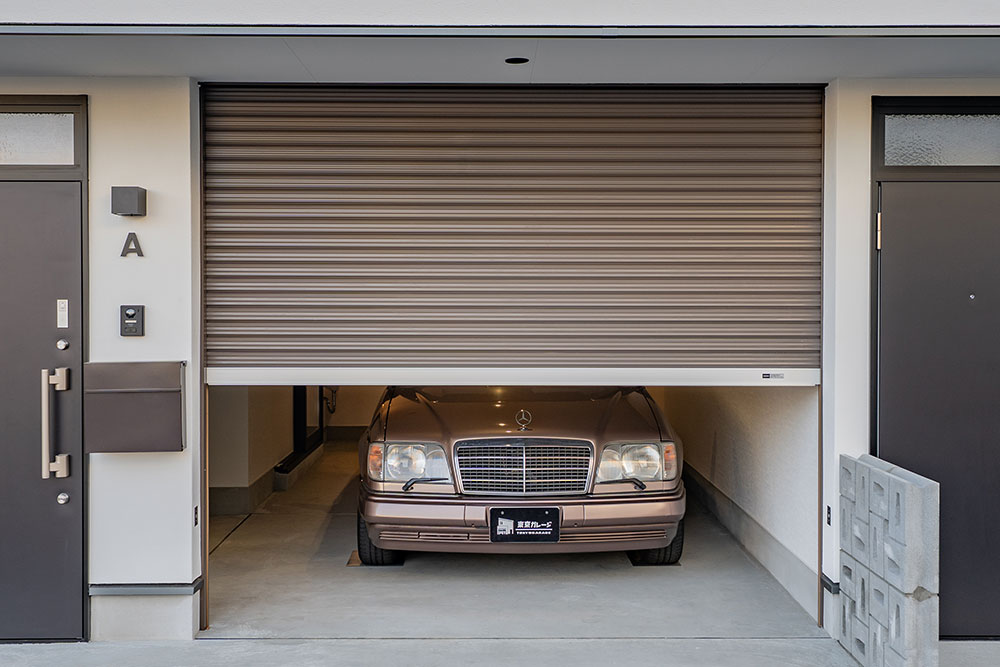 ガレージに駐車したEクラスカブリオレ（A124）