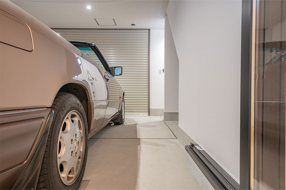 ガレージに駐車したEクラスカブリオレ（A124）