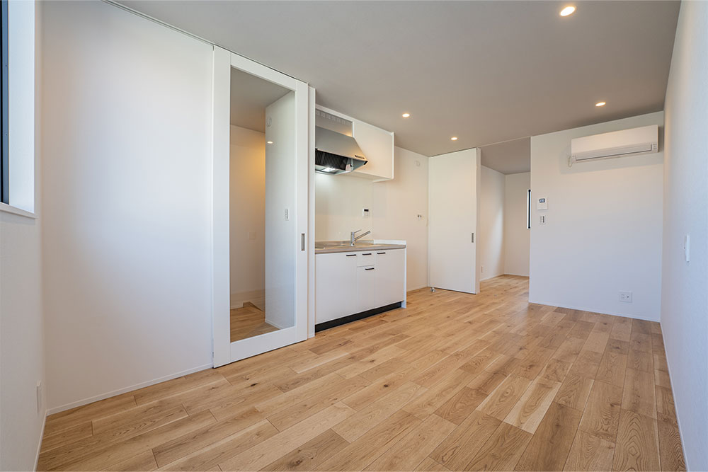 外観とトーンを合わせた白基調の室内