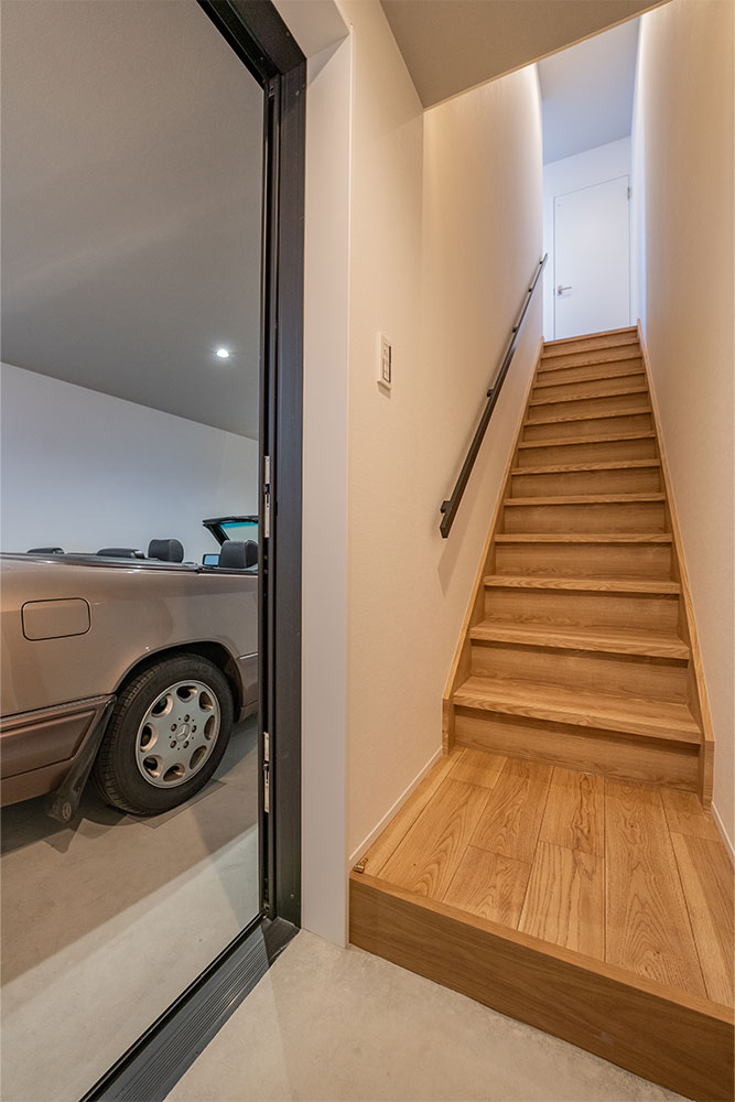 玄関から見たガレージ