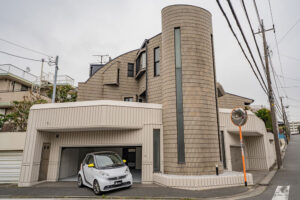 扇形ガレージに並ぶ4台、街角のランドマークとなる一邸｜横浜市港南区