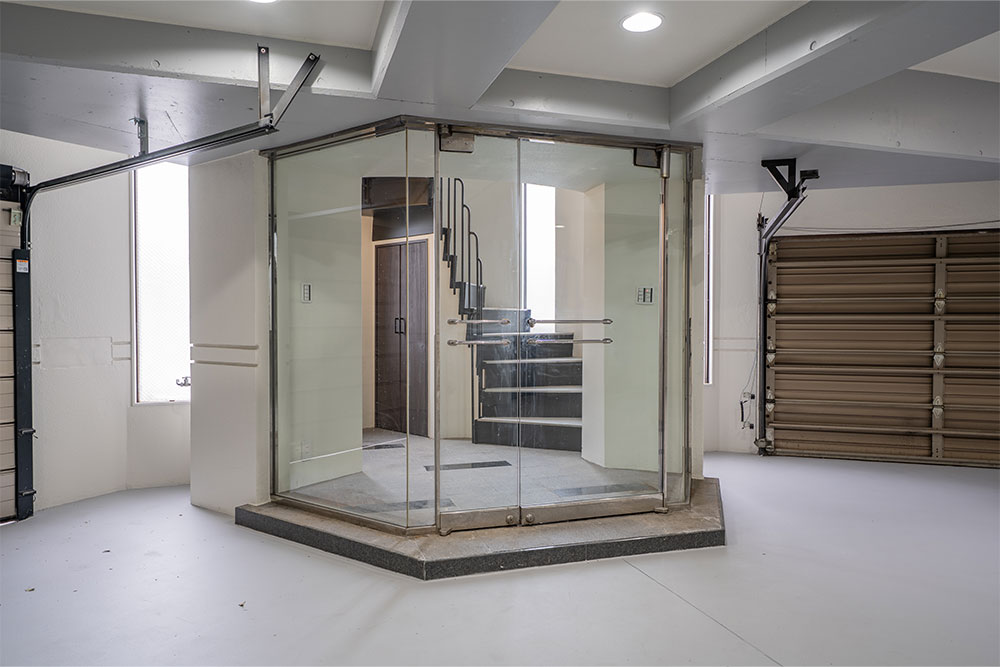 地下ガレージと地上階を結ぶ螺旋階段