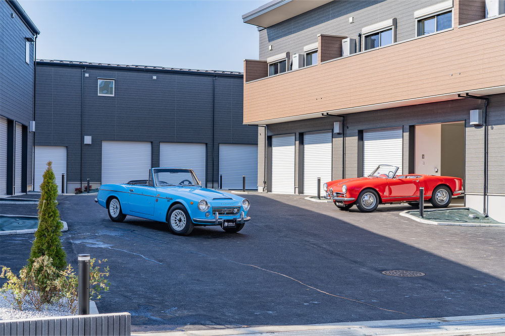 神奈川県横浜市都筑区早渕1丁目の賃貸ガレージハウス「Grandir（グランディール）」とダットサン_フェアレディ＆アルファロメオ_ジュリエッタスパイダー ヴェローチェ750F