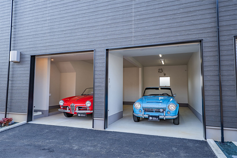 ガレージに駐車したダットサン_フェアレディ＆アルファロメオ_ジュリエッタスパイダー ヴェローチェ750F