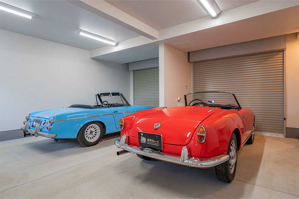 ガレージに駐車したダットサン_フェアレディ＆アルファロメオ_ジュリエッタスパイダー ヴェローチェ750F