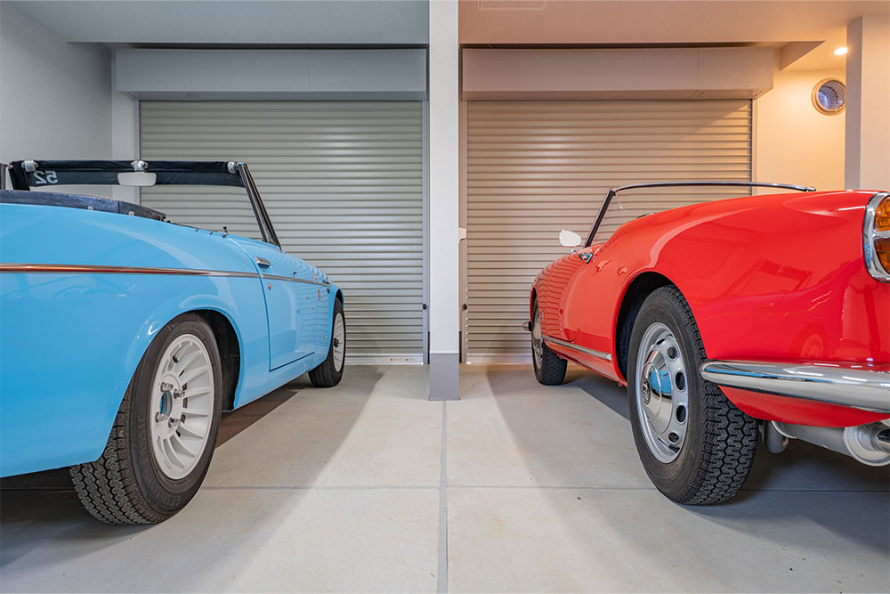ガレージに駐車したダットサン_フェアレディ＆アルファロメオ_ジュリエッタスパイダー ヴェローチェ750F