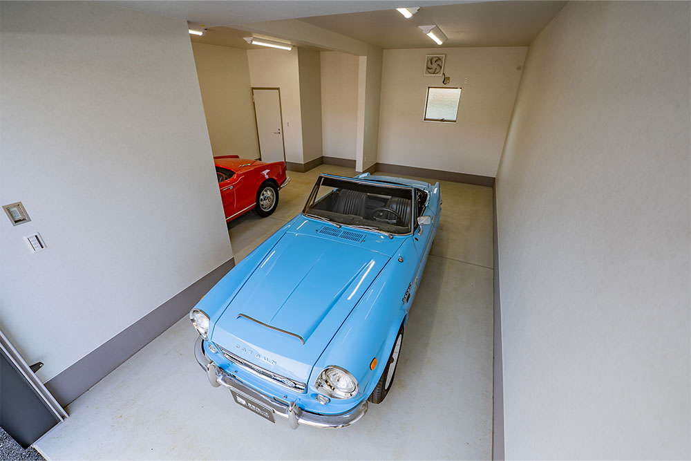 ガレージに駐車したダットサン_フェアレディ