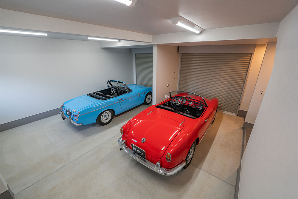 ガレージに駐車したダットサン_フェアレディ＆アルファロメオ_ジュリエッタスパイダー ヴェローチェ750F