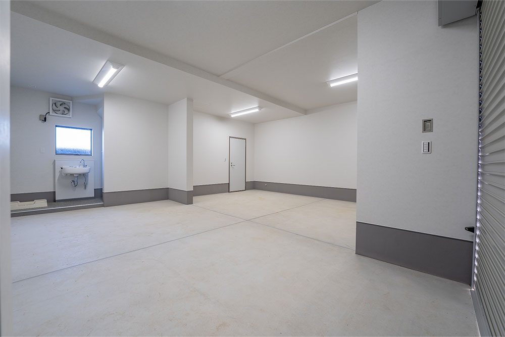 C棟のガレージ内観