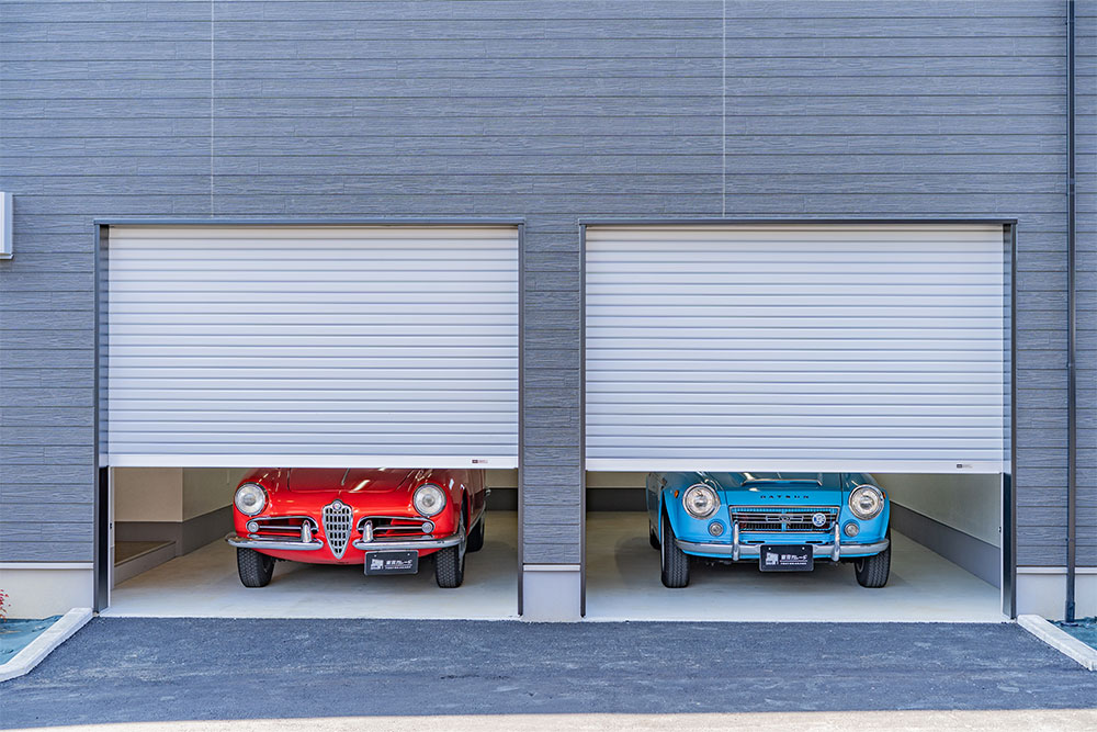 ガレージに駐車したダットサン_フェアレディ＆アルファロメオ_ジュリエッタスパイダー ヴェローチェ750F