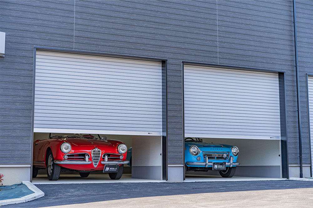 ガレージに駐車したダットサン_フェアレディ＆アルファロメオ_ジュリエッタスパイダー ヴェローチェ750F