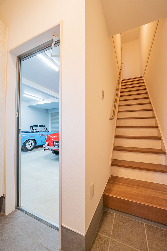 玄関から見たガレージ