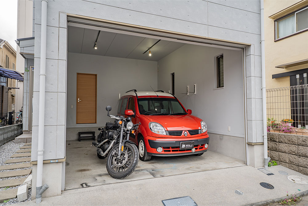 ガレージに駐車したルノー_カングー＆XL1200CX Roadster