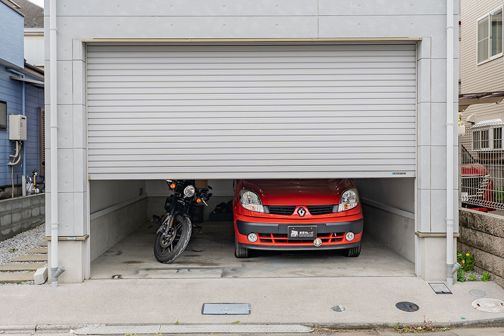 ガレージに駐車したルノー_カングー＆XL1200CX Roadster