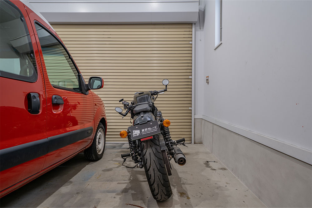 ガレージに駐車したルノー_カングー＆XL1200CX Roadster