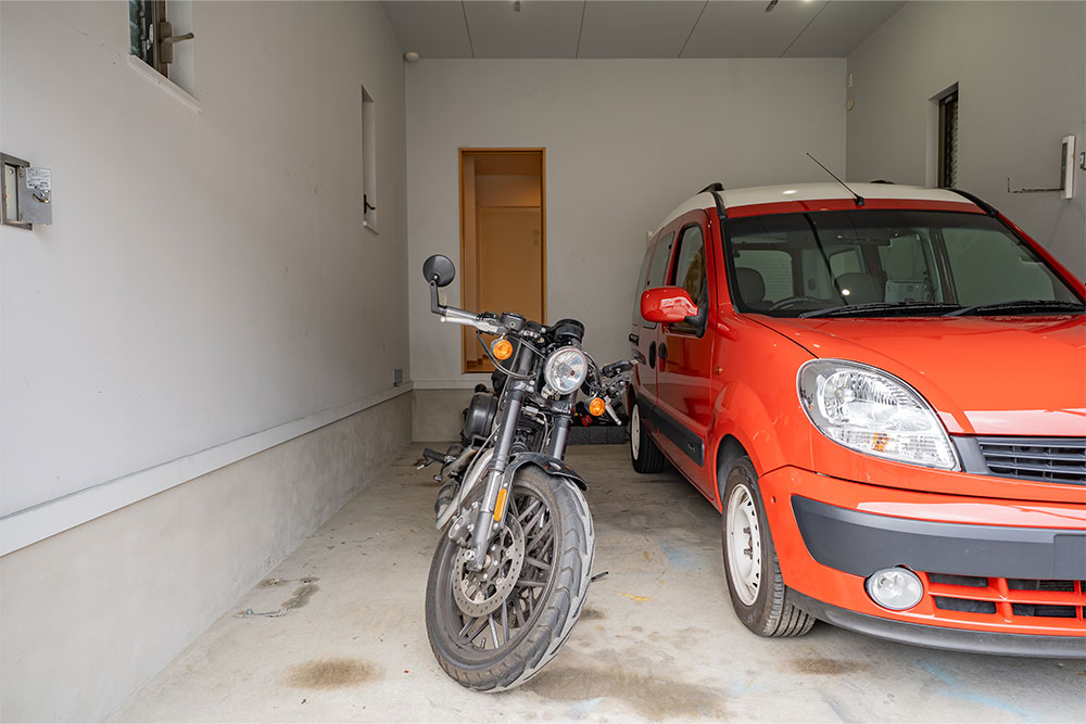 ガレージに駐車したルノー_カングー＆XL1200CX Roadster