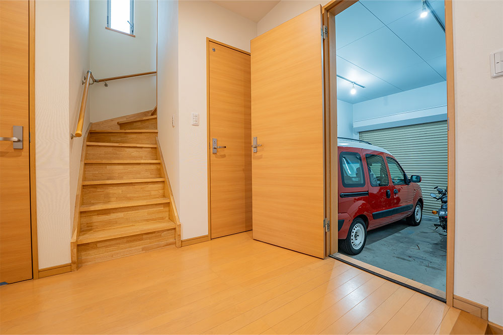 玄関ホールから見たガレージ