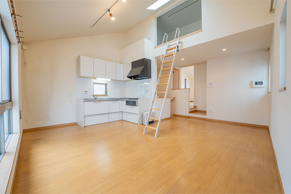 トップライトにより明るい空間を実現