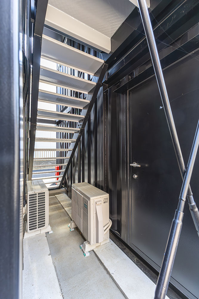 A号室とB号室の階段下収納スペース