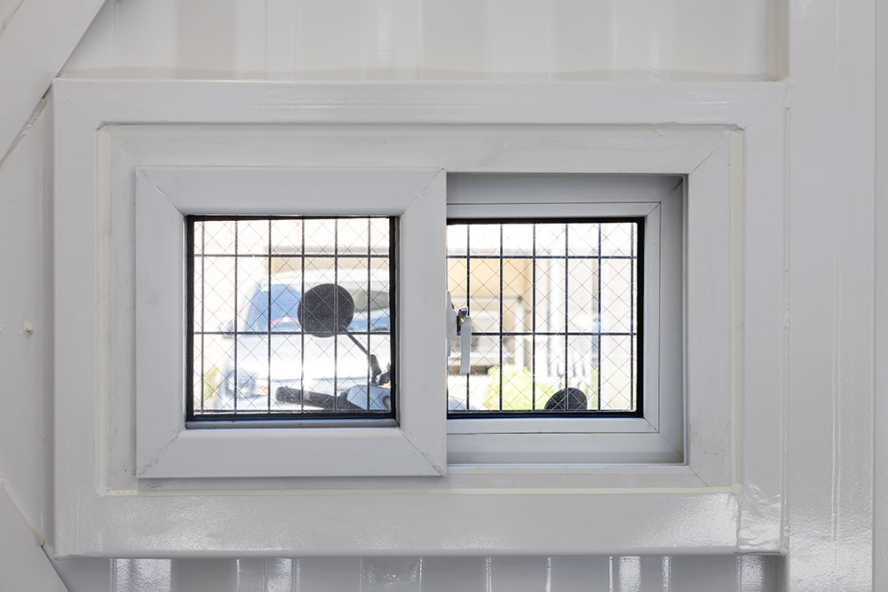 ガレージの引き違い窓