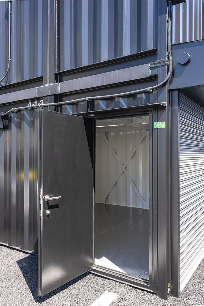 ガレージ脇のドア