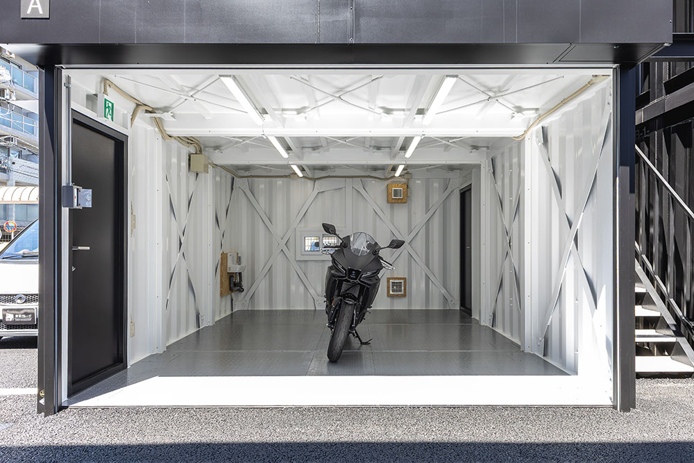 開口3.4m、複数マシンをゆったり格納できる