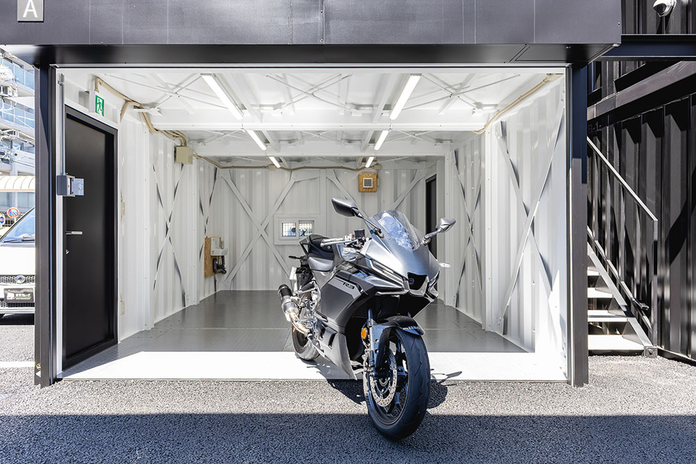 ガレージを出発するYAMAHA_YZF-R3