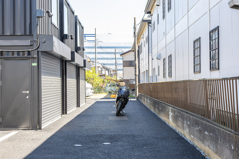 ガレージ前の共用通路