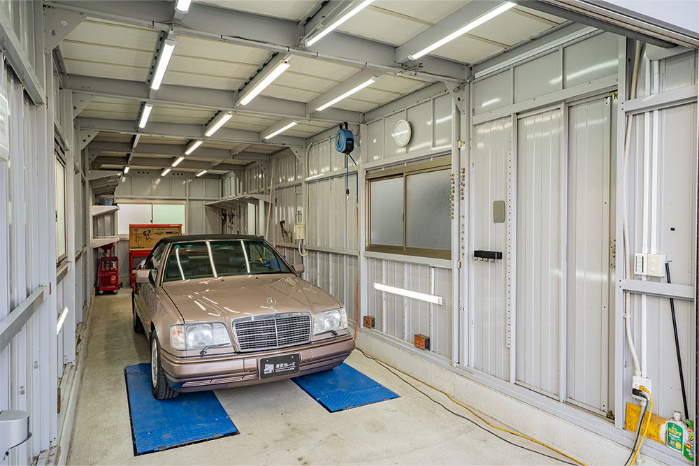 リフト付きでメンテもできるガレージ