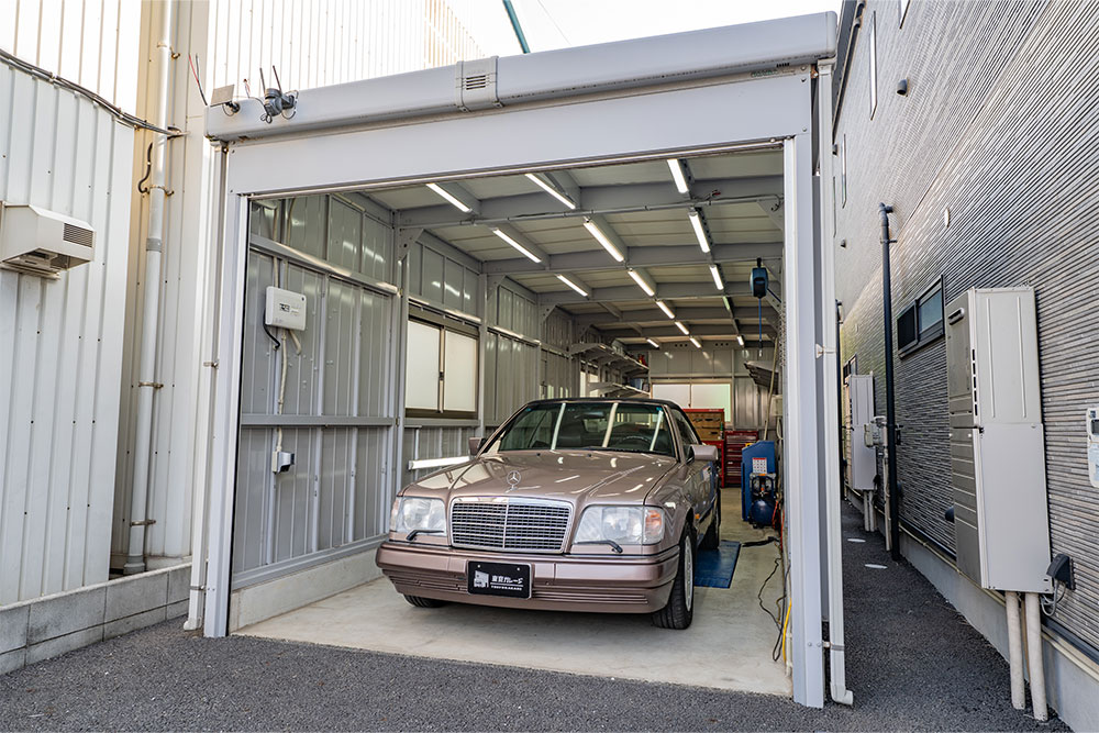 千葉県千葉市稲毛区長沼原町の貸しガレージとEクラスカブリオレ（A124）