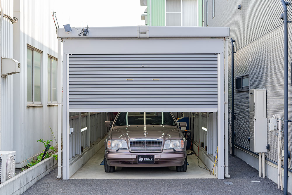 ガレージに駐車したEクラスカブリオレ（A124）