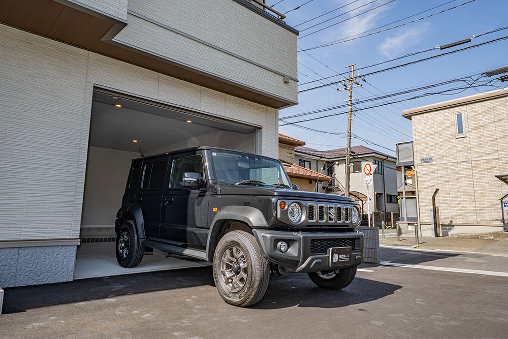 ガレージを出発するジムニーノマド