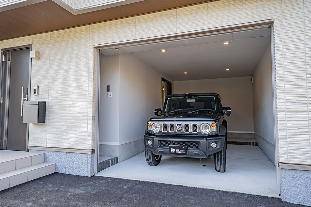 ガレージに駐車したジムニーノマド