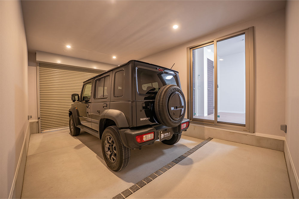 ガレージ後方は小上がりとなる