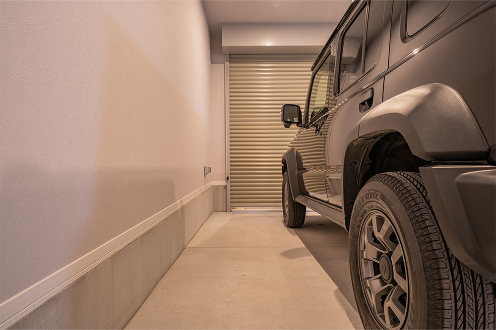 ガレージに駐車したジムニーノマド