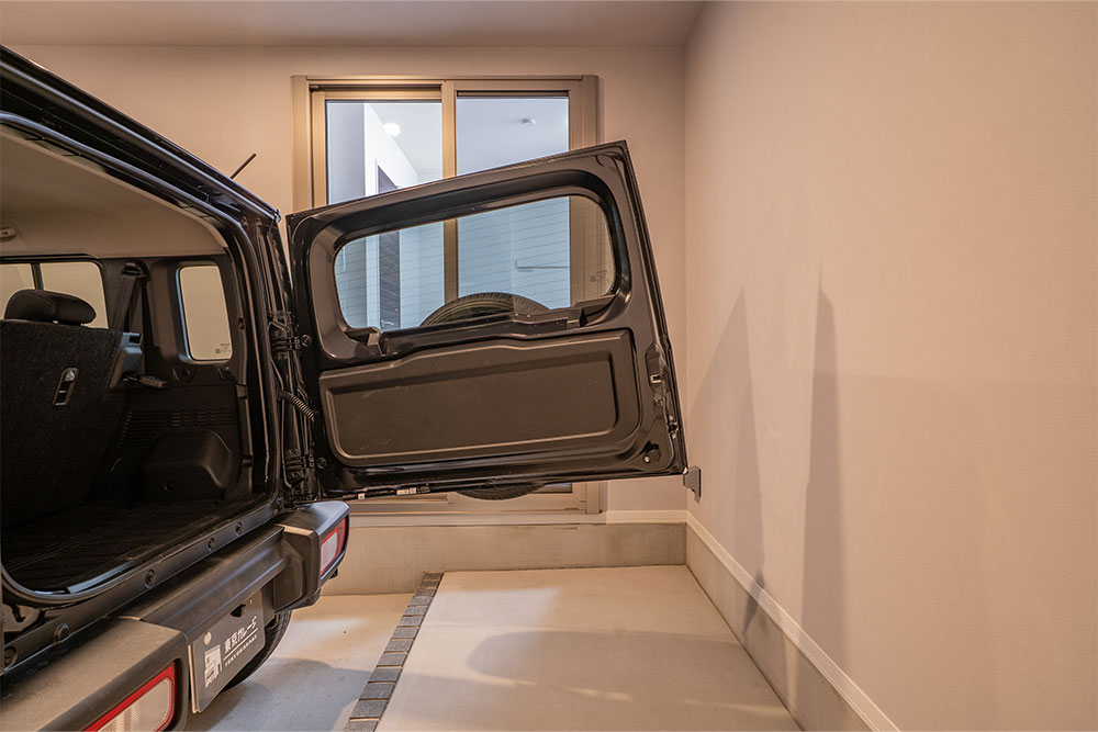 ガレージでリアハッチを開けたジムニーノマド