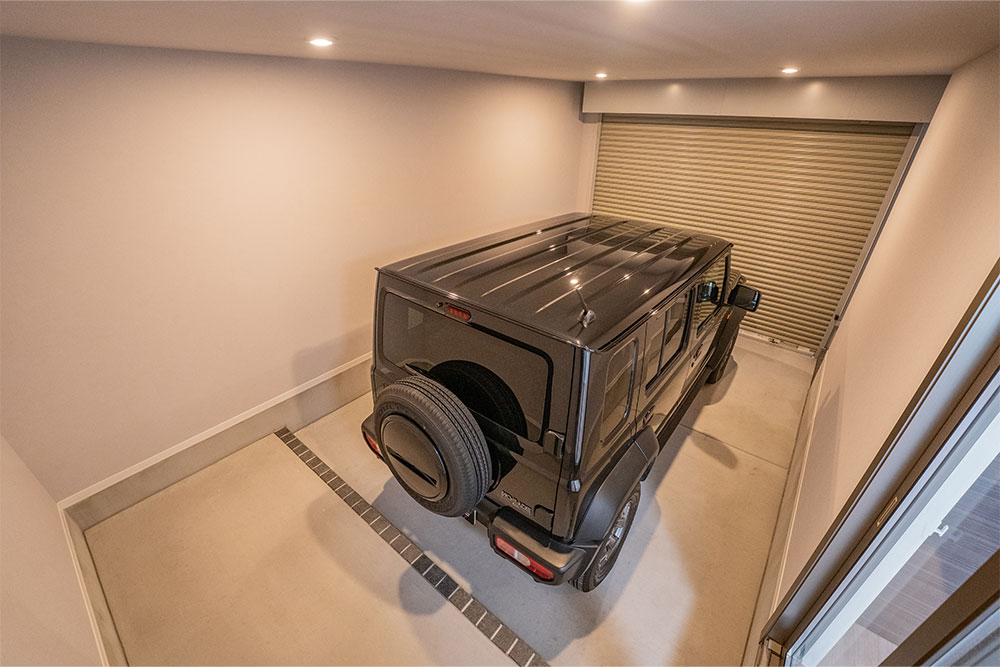 ガレージに駐車したジムニーノマド