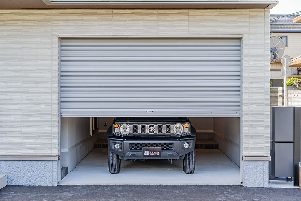 ガレージに駐車したジムニーノマド