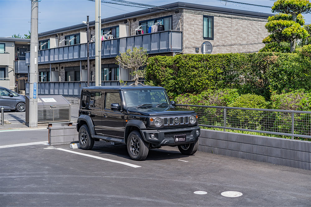 敷地内には月極駐車場が整備されている