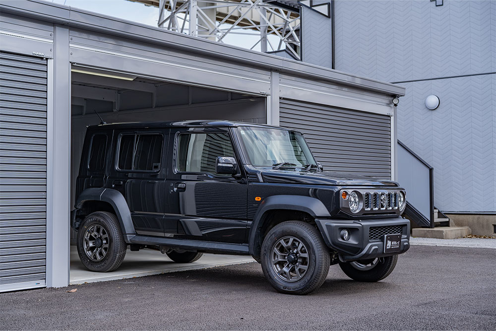 ガレージを出発するジムニーノマド