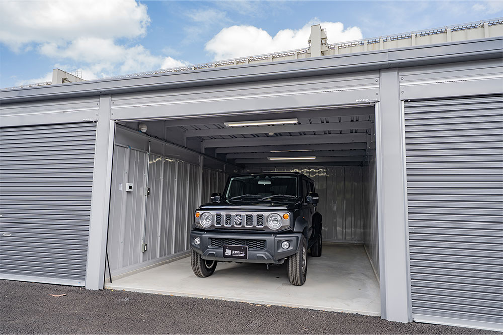 Bタイプのガレージに駐車したジムニーノマド