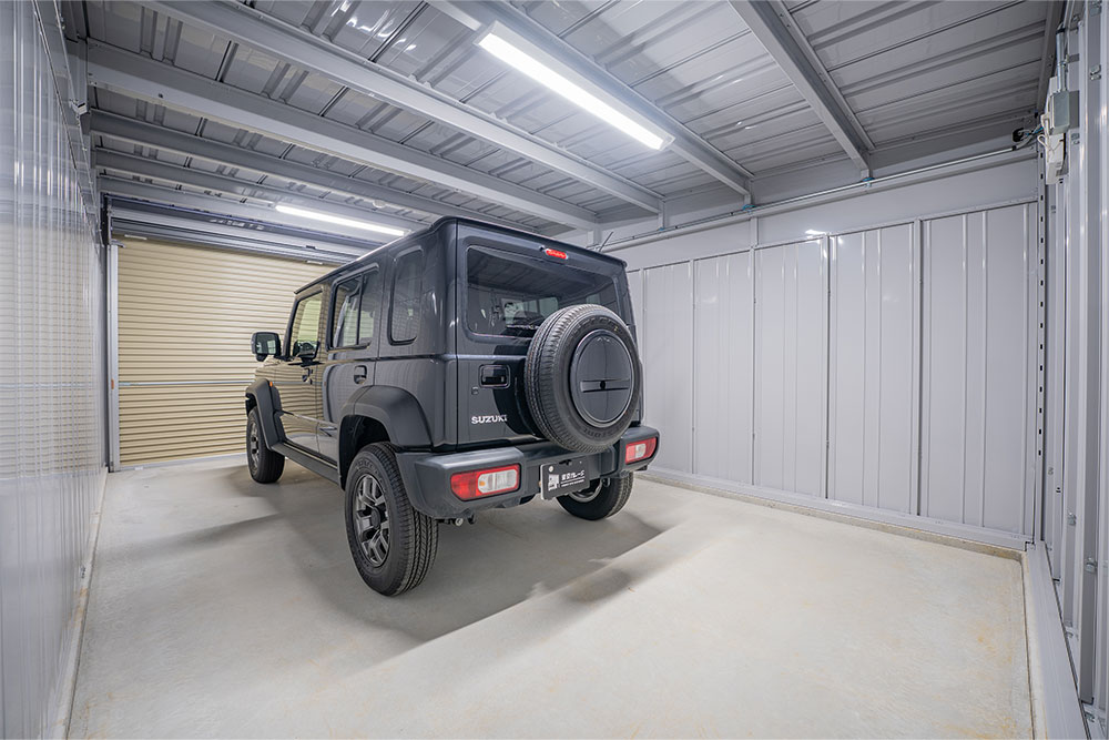 Bタイプのガレージに駐車したジムニーノマド