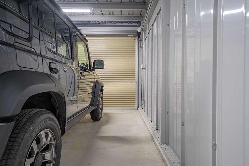 Bタイプのガレージに駐車したジムニーノマド