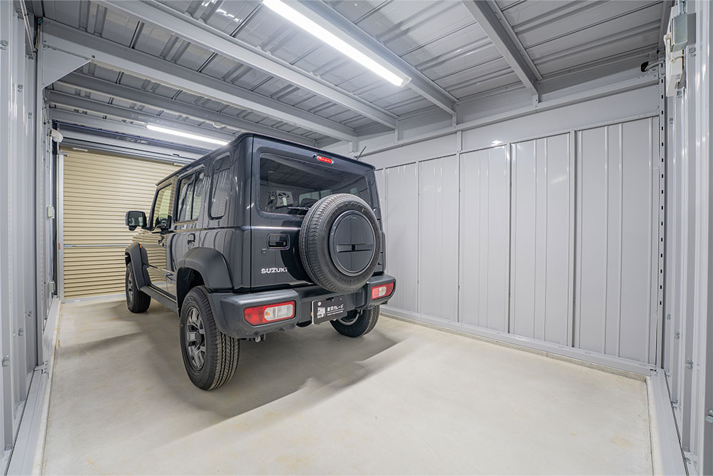 Cタイプのガレージに駐車したジムニーノマド